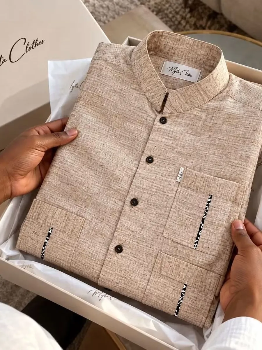 Chemise en lin taupe pliée dans sa boîte Myta Clothes